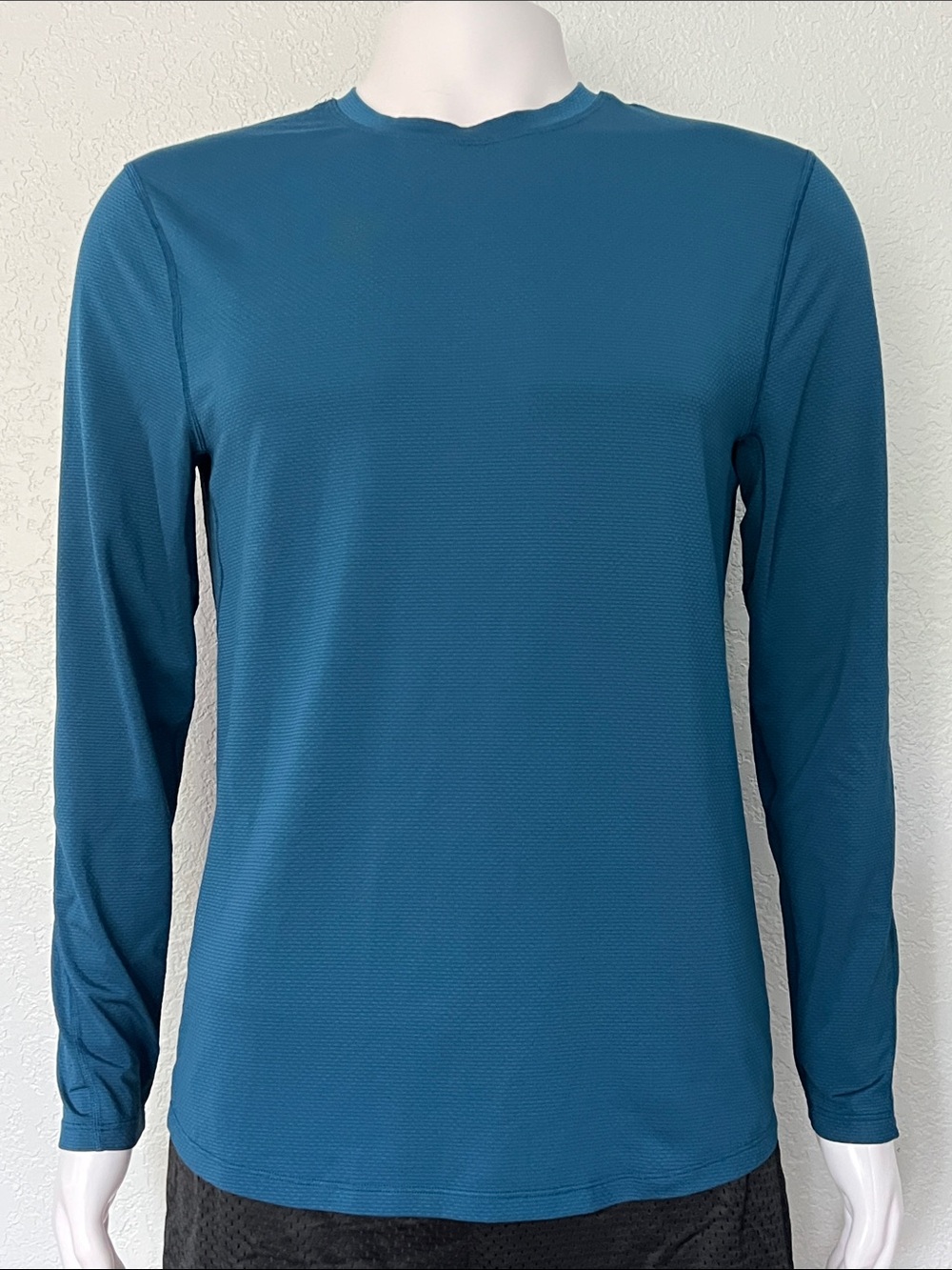 Lululemon Mens Size Small Blue  Long Sleeve Performance Shirt Athletic Workout